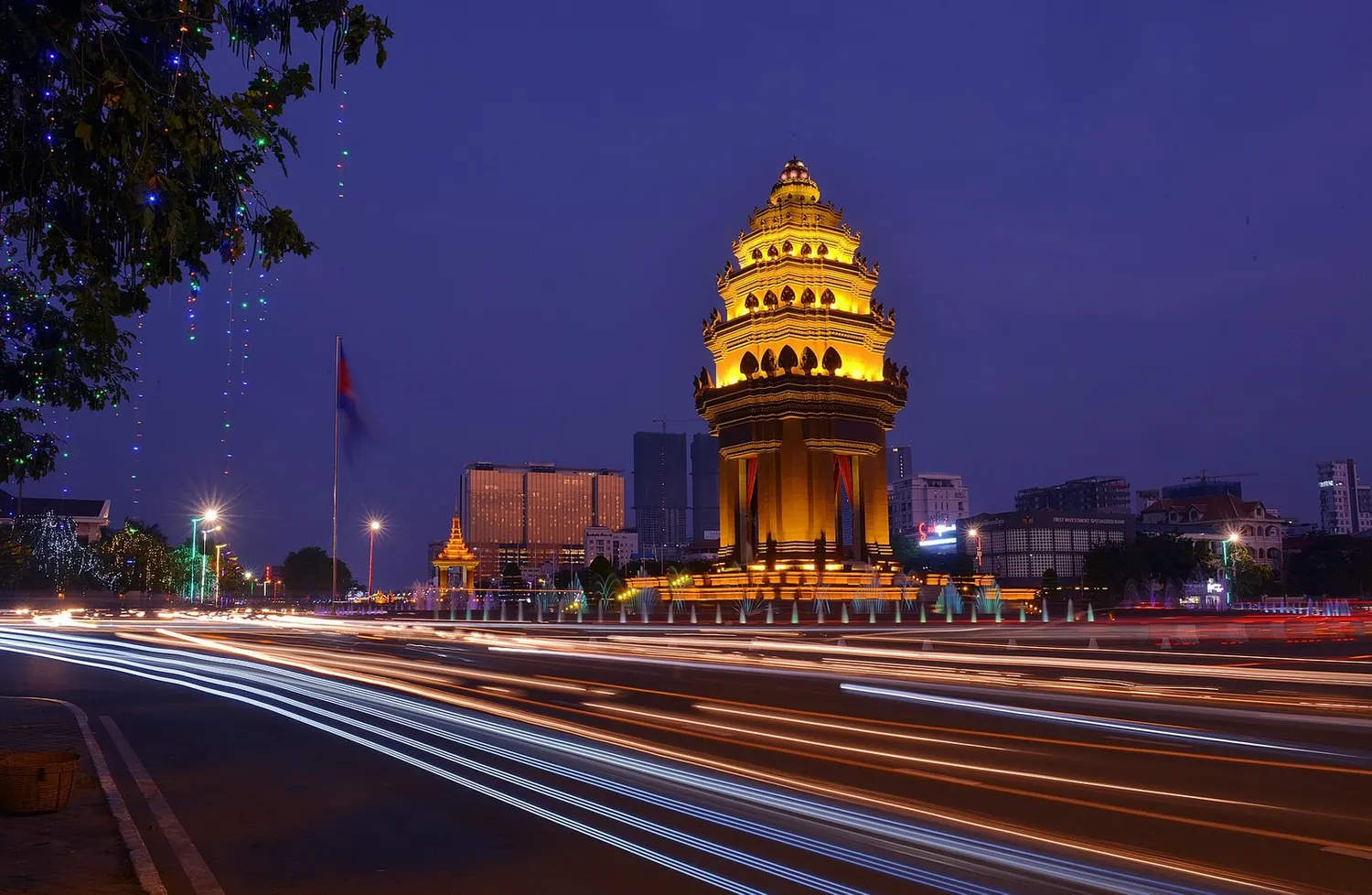 Independence Monument illuminated in central Phnom Penh